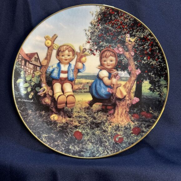 Hummel Collectors plate “Apple Tree Boy & Girl” 1989  Plate Number VA2111 - Picture 1 of 3